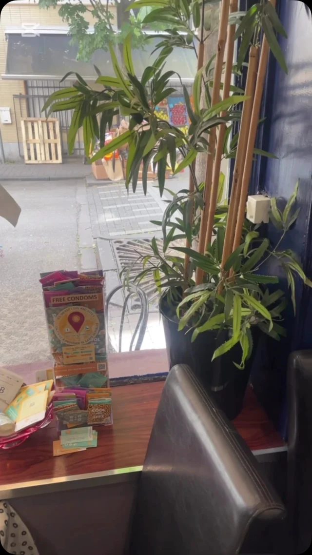 Vous avez besoin de PRÉSERVATIFS, nous avons un présentoir dans le quel vous pouvez vous servir gratuitement. Faites un tour chez notre partenaire #RESTAURANT QUARTIER GENERAL CHEZ FIFI au 📌28 rue d’Hollande 1060 Bruxelles. N’hésitez pas à nous faire signe si vous désirez faire un dépistage du VIH, hépatites B/C, syphilis, chlamydia ou Gonorrhee. #Profitez de la vie c’est important
