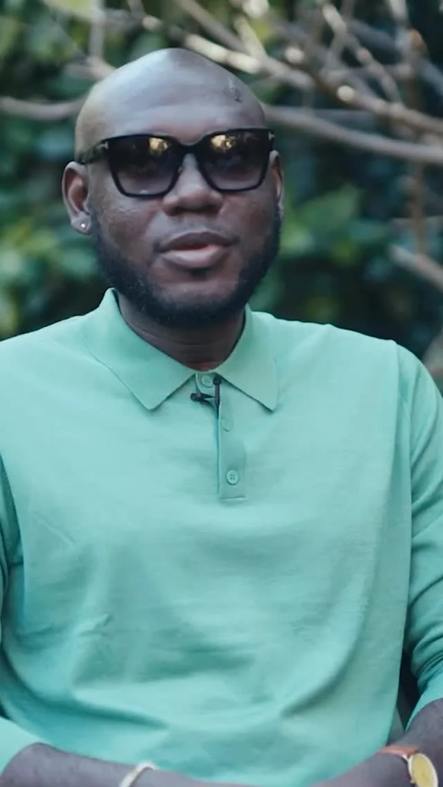 Au Cameroun, Yves Aymeric refuse les avances d’un homme influent.
C’est le début de son calvaire : arrestation, prison, violences.

Il a dû fuir, laissant derrière lui sa petite sœur et sa maman.
Aujourd’hui, il vit en Belgique, libre d’aimer, mais marqué à vie par ce qu’il a subi.

🎥 Découvrez son témoignage dans « Nos libertés retrouvées ».
👉 Version longue sur notre chaîne YouTube – lien en bio.

#NosLibertésRetrouvées #LGBTQIAPlus #Migration #GayAsylum #Cameroun #Torture #Homophobie #ExilPourAimer #lgbtqsafe