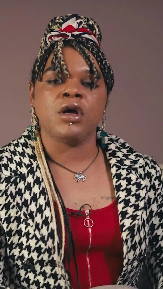 💔 « Mon propre frère m’a frappée, il me rasait les cheveux. »
Au Cameroun, Bijou a subi violences et humiliations.
Même dans sa famille, elle n’était pas en sécurité.
Elle a dû fuir pour survivre et espérer une vie où elle peut être respectée pour ce qu’elle est.
Aujourd’hui, elle témoigne avec force et courage dans « Nos libertés retrouvées ».
🎥 Découvrez son histoire.
👉 Version longue sur notre chaîne YouTube – lien en bio.
#NosLibertésRetrouvées #LGBTQIAPlus #Transgender #Migration #Cameroun #Transphobie #ExilPourExister #LGBTQSAFE